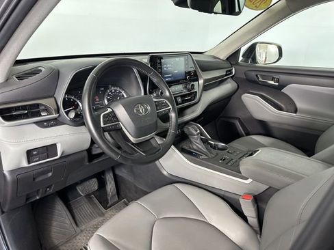 Used 2022 Toyota Highlander XLE AWD/4WD image 12