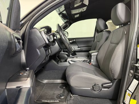 Used 2017 Toyota Tacoma TRD Sport w/ Tow Package (A/T) AWD/4WD image 5