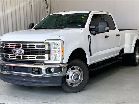 Used 2023 Ford F350 XLT w/ 360-Degree Camera Package AWD/4WD image 2