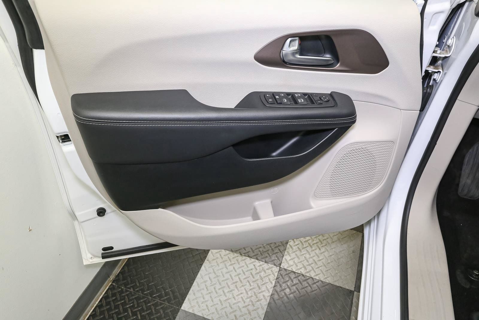 Used 2024 Chrysler Voyager LX FWD image 39
