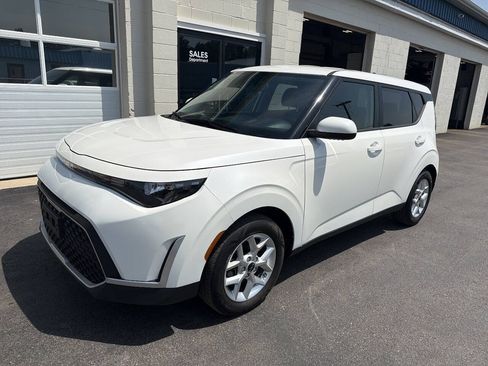 Used 2023 Kia Soul LX w/ LX Technology Package FWD image 2