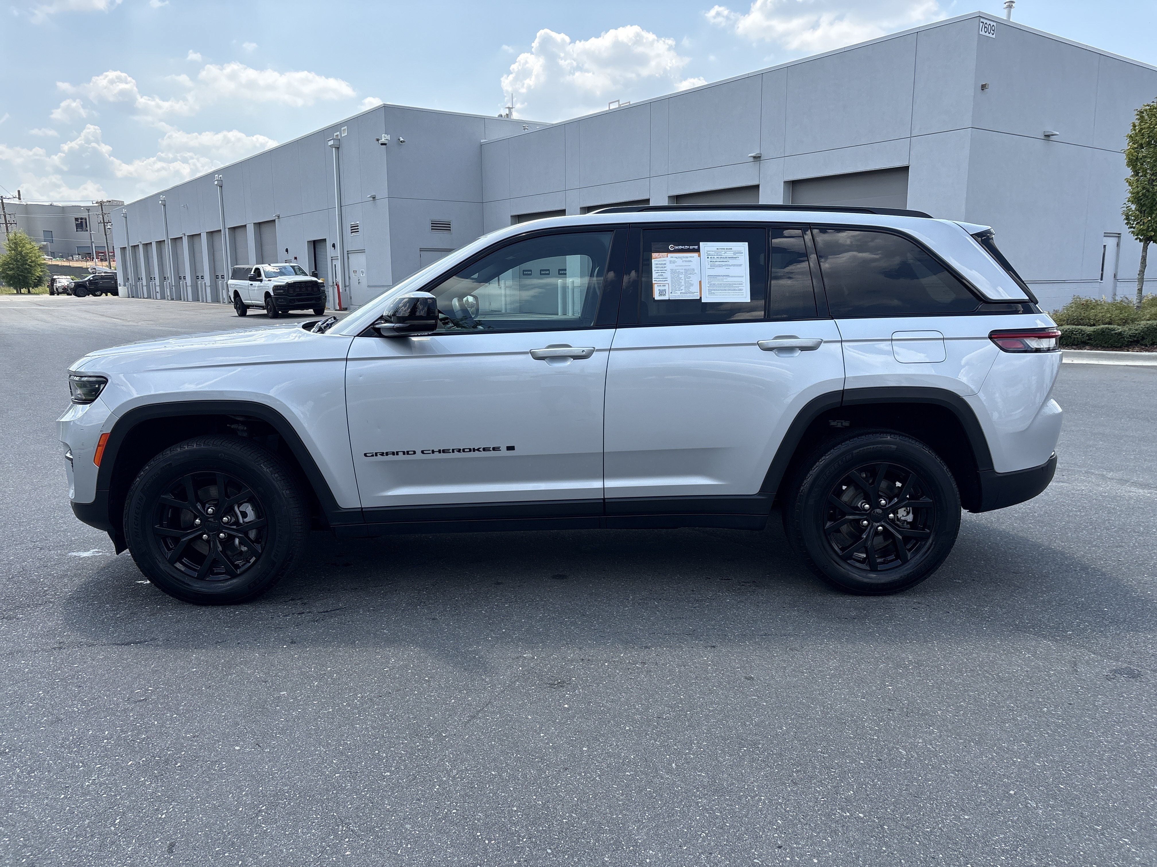 Used 2025 Jeep Grand Cherokee Altitude AWD/4WD image 6
