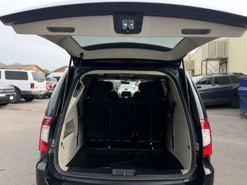 Used 2015 Chrysler Town & Country Touring FWD image 16