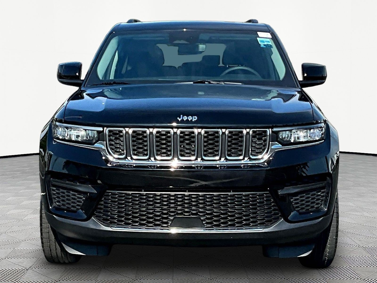 Used 2023 Jeep Grand Cherokee Laredo w/ Trailer Tow Prep Group (B) AWD/4WD image 2