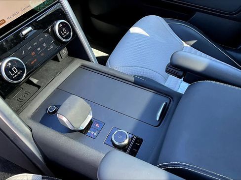 Used 2023 Land Rover Discovery Metropolitan Edition image 16