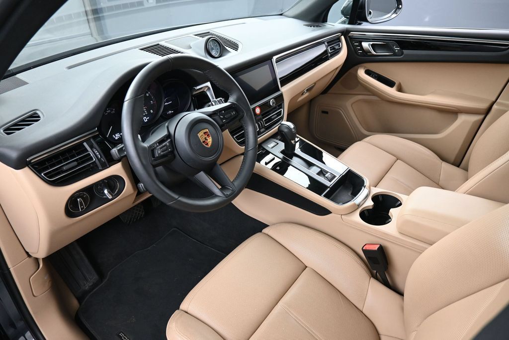 Certified 2026 Porsche Macan AWD/4WD image 4