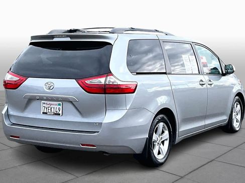 Used 2017 Toyota Sienna LE image 12