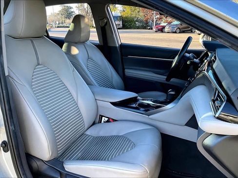 Certified 2019 Toyota Camry SE image 8