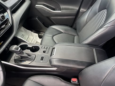 Used 2023 Toyota Highlander XSE FWD image 23