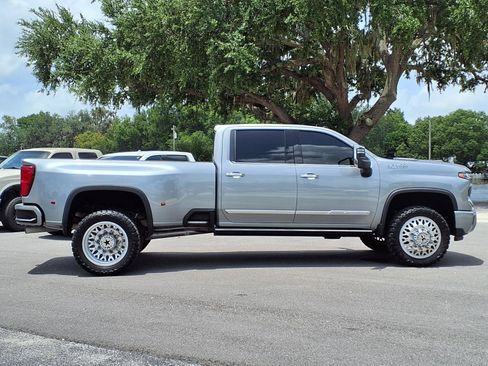 Used 2025 Chevrolet Silverado 3500 High Country w/ Technology Package AWD/4WD image 3