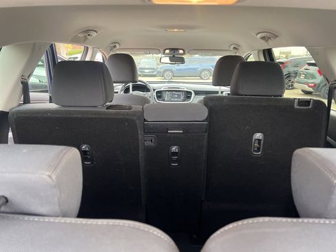 Certified 2019 Kia Sorento LX w/ LX Convenience Package image 12