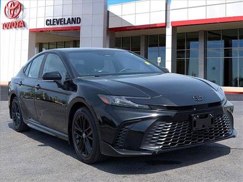 Used 2025 Toyota Camry SE AWD/4WD image 2