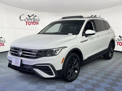 Used 2022 Volkswagen Tiguan SE w/ Panoramic Sunroof Package image 2