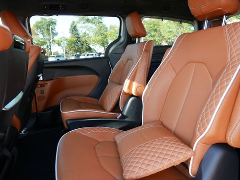 New 2026 Chrysler Pacifica Pinnacle image 10