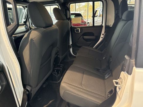 Used 2021 Jeep Gladiator Willys image 9