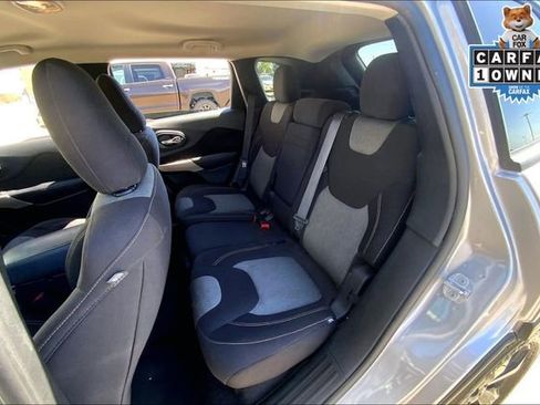 Used 2018 Jeep Cherokee Latitude w/ Altitude Package FWD image 23