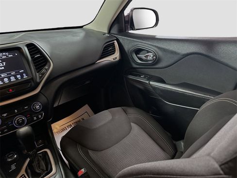 Used 2017 Jeep Cherokee Latitude w/ Comfort & Sound Group image 19