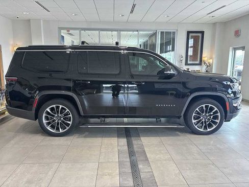 Used 2022 Jeep Wagoneer Series III w/ Premium Group I AWD/4WD image 2