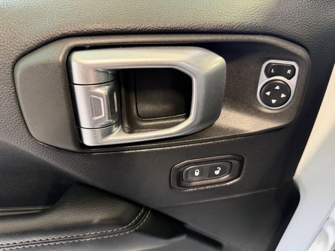 Used 2018 Jeep Wrangler Unlimited Sahara AWD/4WD image 19