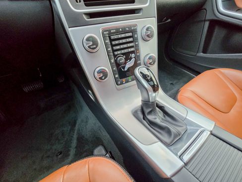 Used 2018 Volvo S60 T5 Inscription image 24