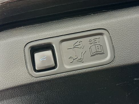 Used 2020 Ford Expedition XLT w/ Equipment Group 202A AWD/4WD image 32