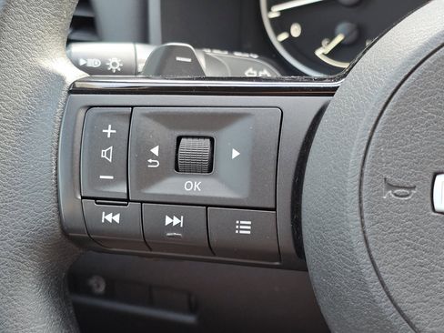 Used 2023 Nissan Rogue SV image 10