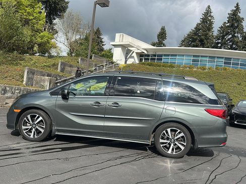 Used 2018 Honda Odyssey Elite image 3