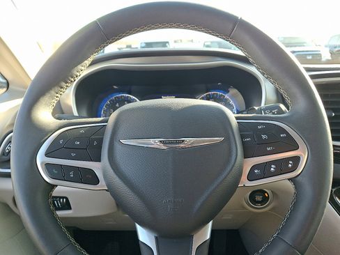 Certified 2024 Chrysler Pacifica Touring-L image 19