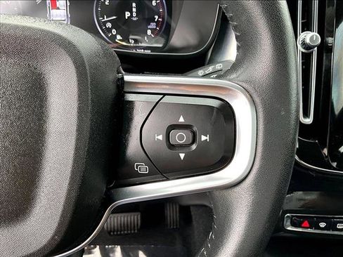 Used 2021 Volvo XC40 T4 Momentum w/ Premium Package image 21