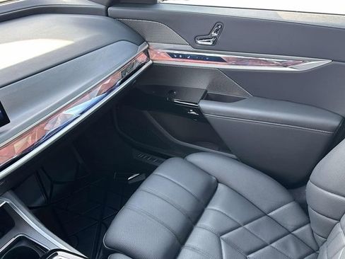 Used 2026 BMW 740i xDrive image 36