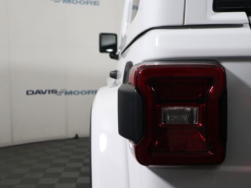 Used 2022 Jeep Wrangler Unlimited Sahara AWD/4WD image 10
