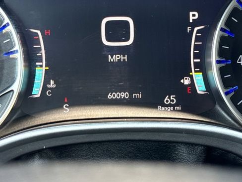 Used 2024 Chrysler Pacifica Touring-L FWD image 24