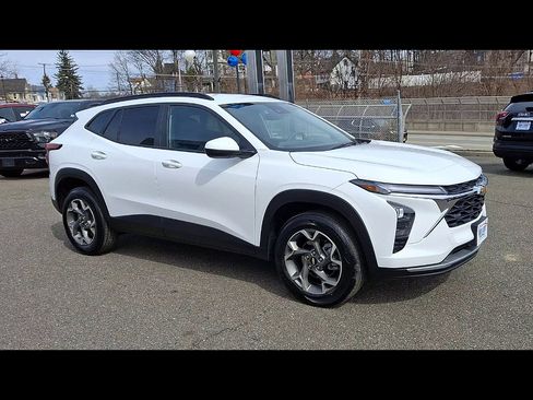 Certified 2025 Chevrolet Trax LT image 2