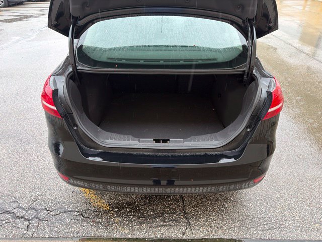 Used 2018 Ford Focus SE FWD image 14
