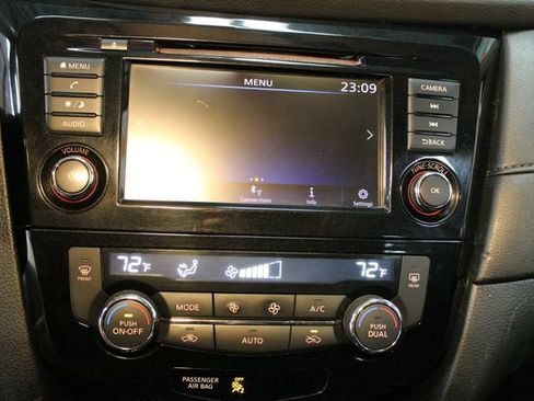 Used 2018 Nissan Rogue SV image 25