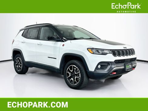 Used 2025 Jeep Compass Trailhawk AWD/4WD image 1