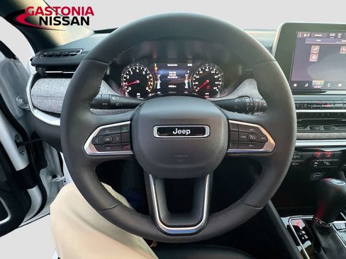 Used 2025 Jeep Compass Latitude AWD/4WD image 14