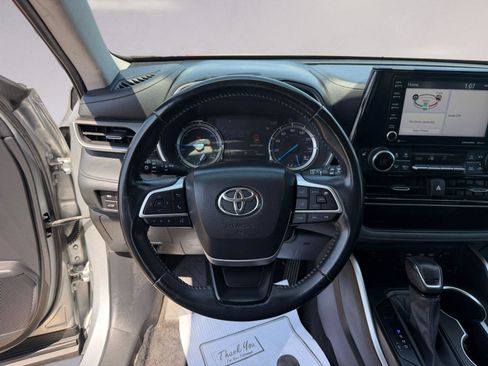 Used 2022 Toyota Highlander XLE image 12