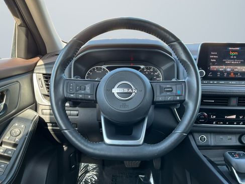 Used 2023 Nissan Rogue SV w/ SV Premium B Package FWD image 11