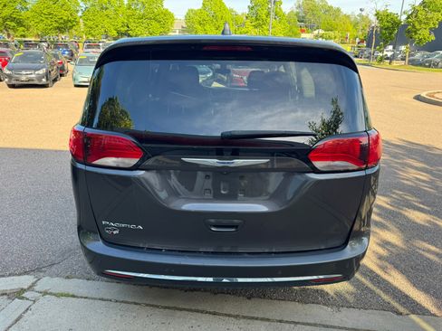 Used 2019 Chrysler Pacifica Touring Plus FWD image 5