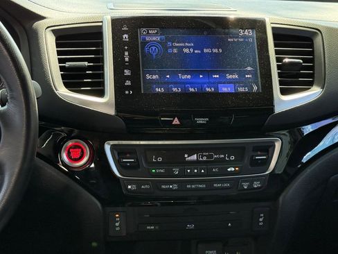 Used 2017 Honda Pilot Touring image 11