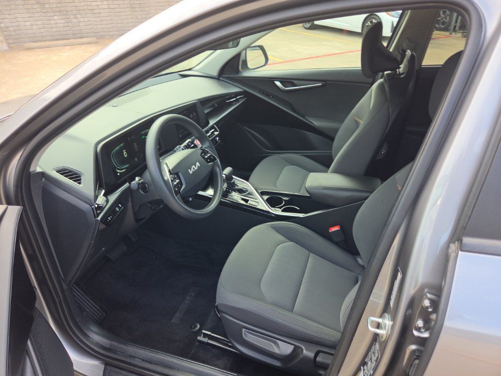Used 2025 Kia Niro LX FWD image 4
