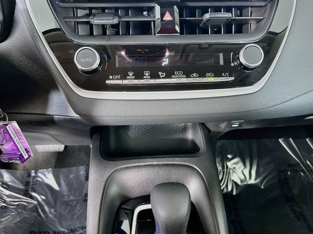 Used 2025 Toyota Corolla LE FWD image 20