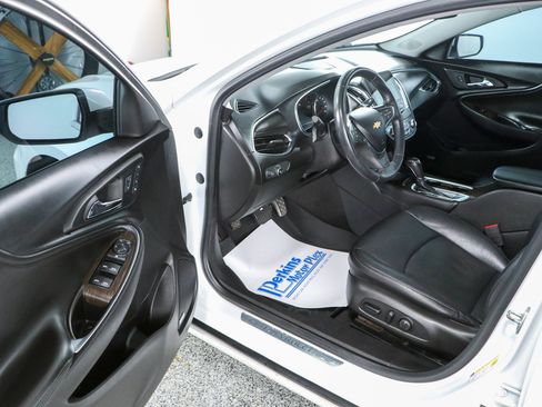 Used 2016 Chevrolet Malibu Premier FWD image 3