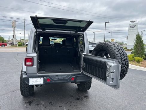 Used 2019 Jeep Wrangler Unlimited Sahara w/ Cold Weather Group AWD/4WD image 10