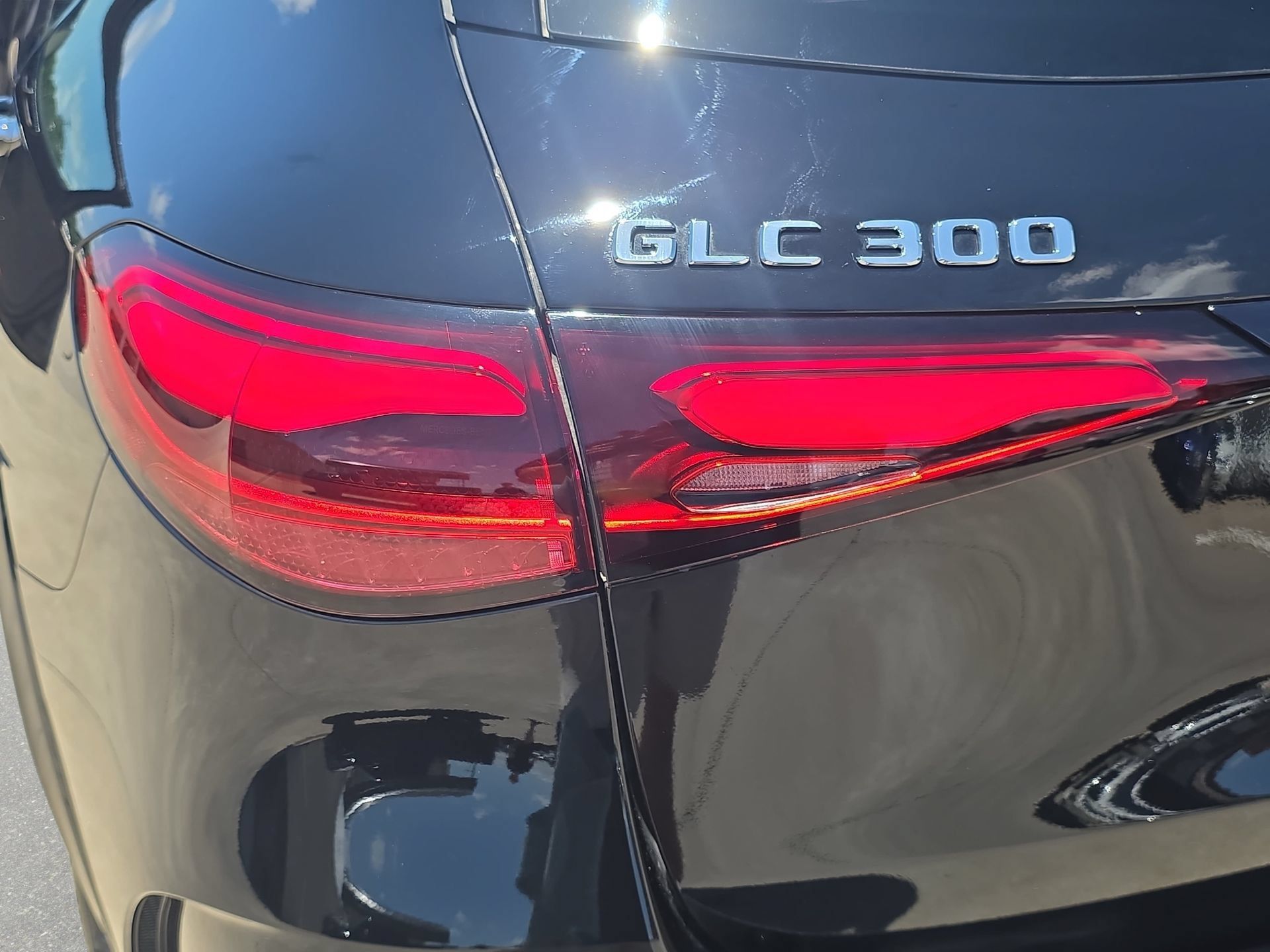Used 2025 Mercedes-Benz GLC 300 4MATIC image 33