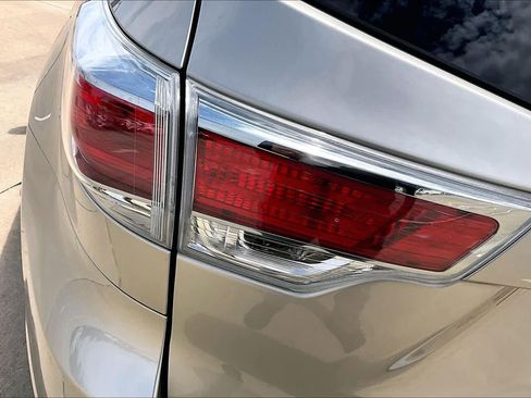 Used 2014 Toyota Highlander Limited w/ Driver Technology Package image 29
