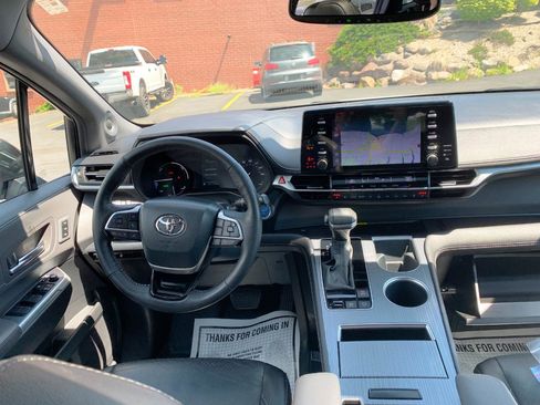 Used 2023 Toyota Sienna XSE AWD/4WD image 5