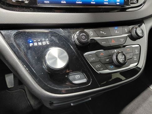 Used 2025 Chrysler Pacifica Select image 31