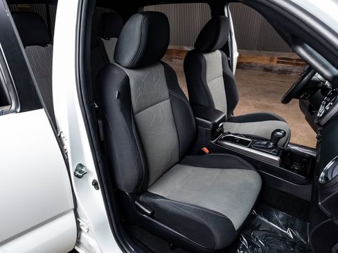 Used 2022 Toyota Tacoma TRD Off-Road image 30